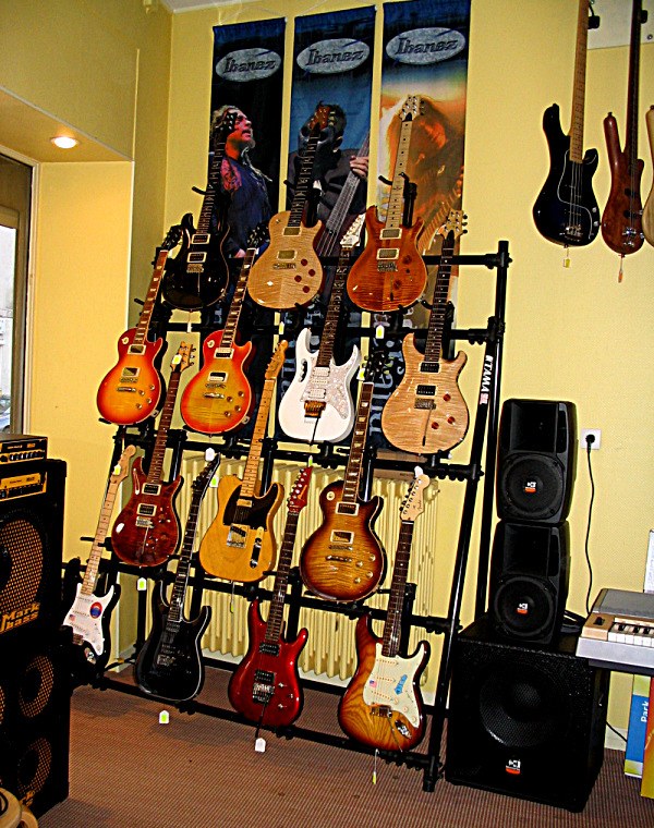Il Casse La Guitare D'un Candidat Pourquoi Stands guitare - page 2